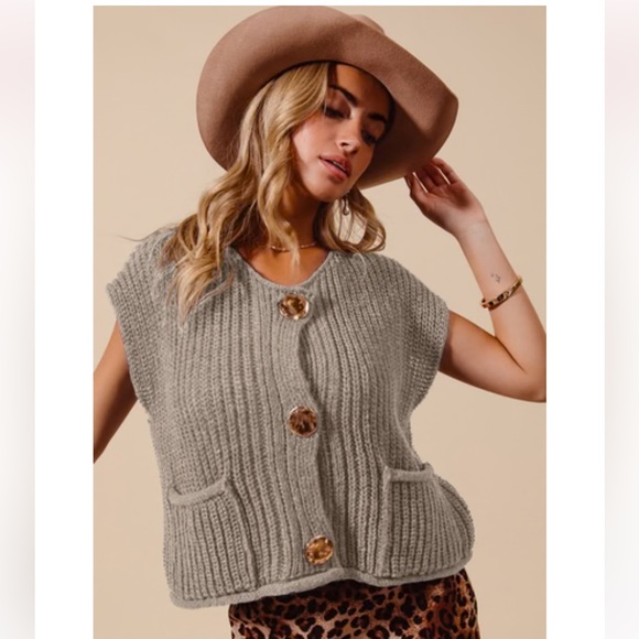 So Me Solid Color Knit Sweater Vest with Big Metal Buttons in pink Large NWT - Picture 2 of 7